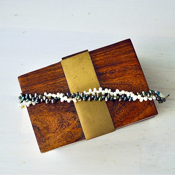 Elegant Pearl Bracelet - Picture 2 of 3